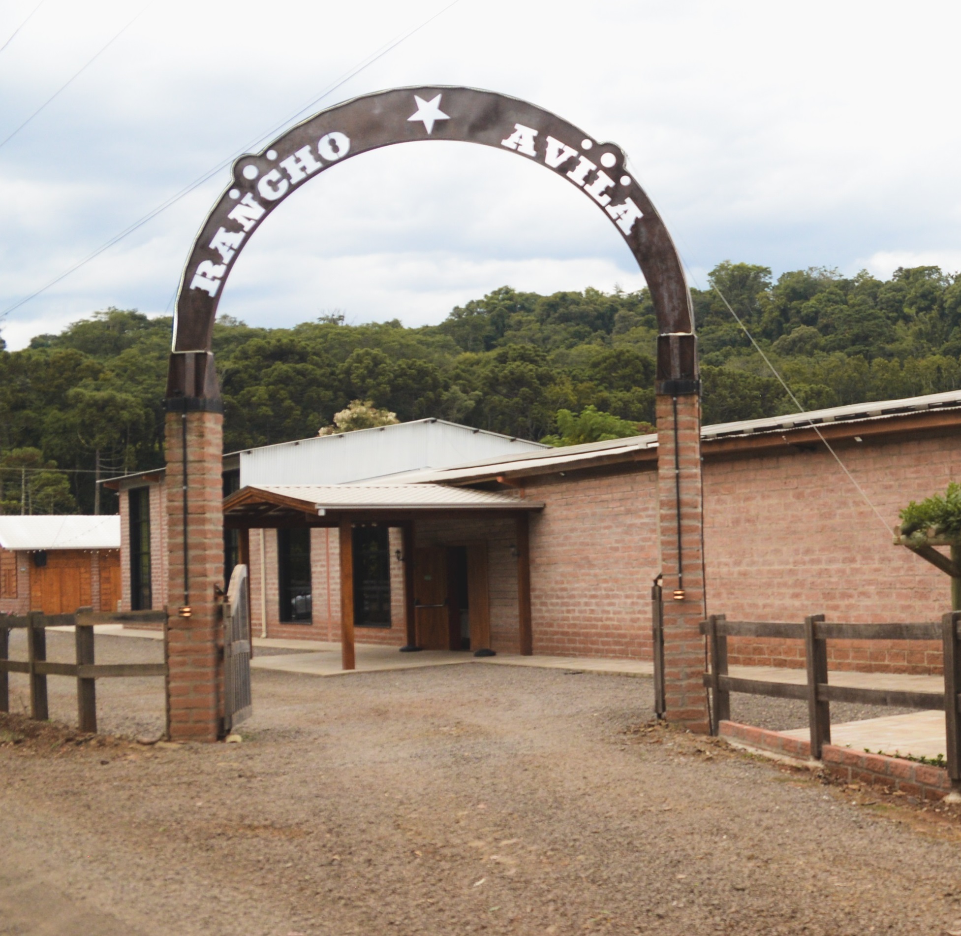 Fachada do Rancho Avila com arco de entrada e estrutura rústica em Vila Maria, Marau - RS